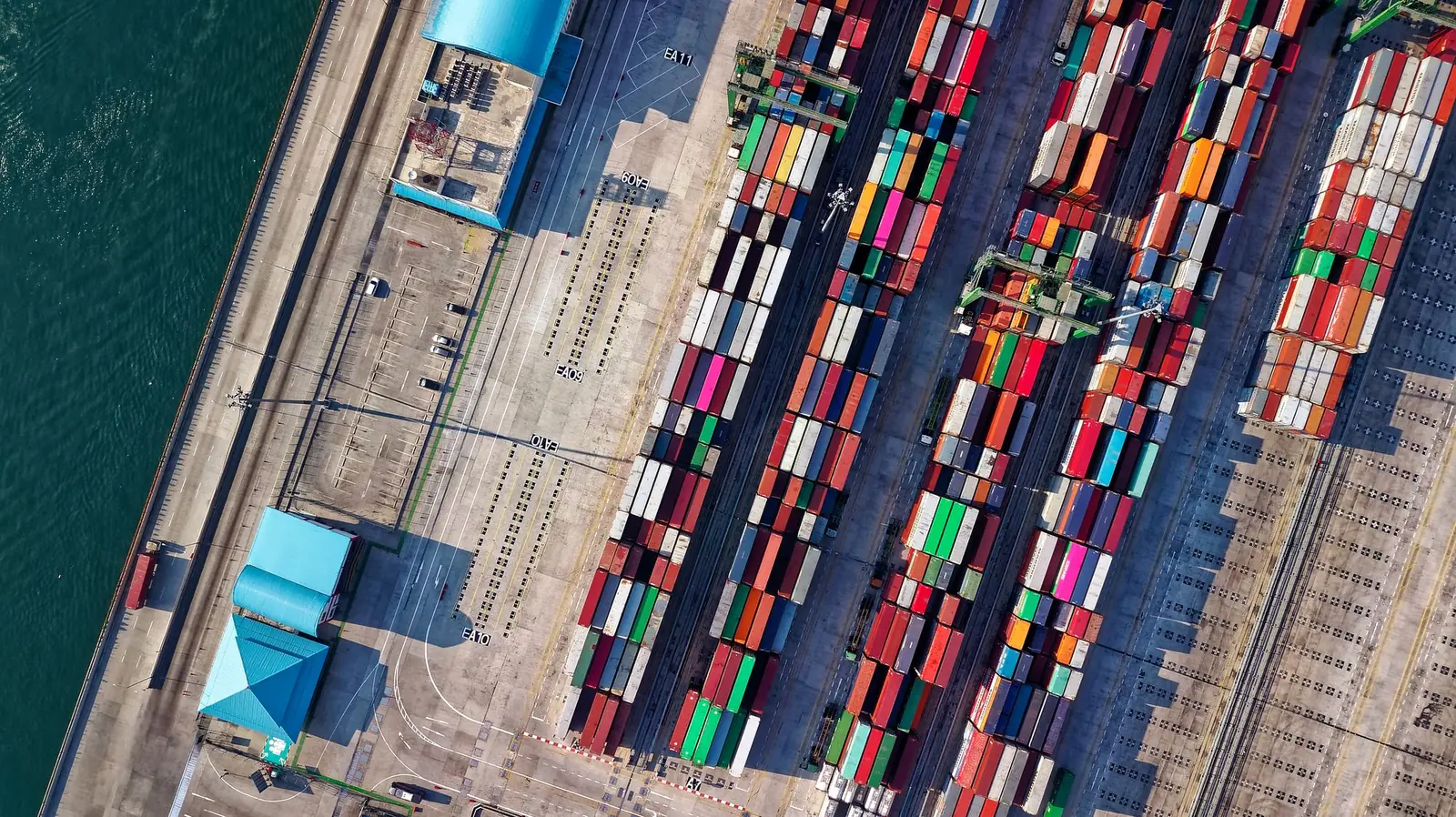 Containerterminal mit Gleisen und Stapeln aus der Vogelperspektive, Symbolbild