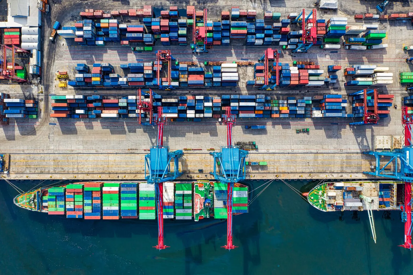 Containerhafen mit Kränen und beladenem Schiff von oben, Symbolbild