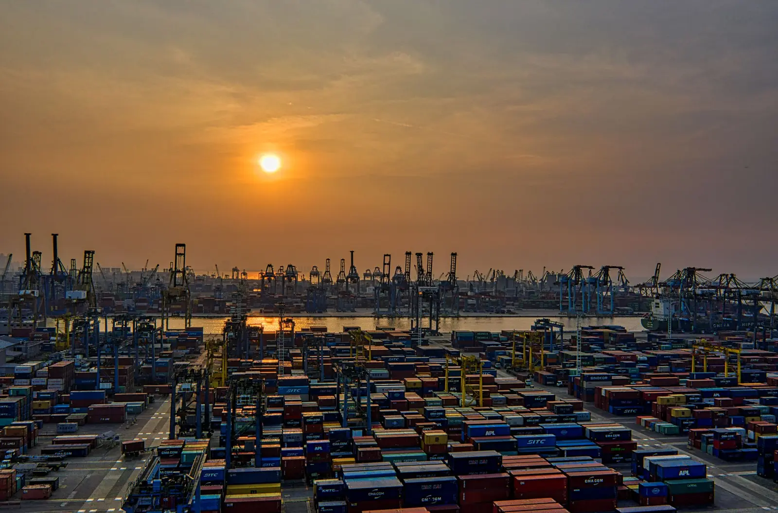 Containerhafen aus der Luft bei Sonnenuntergang